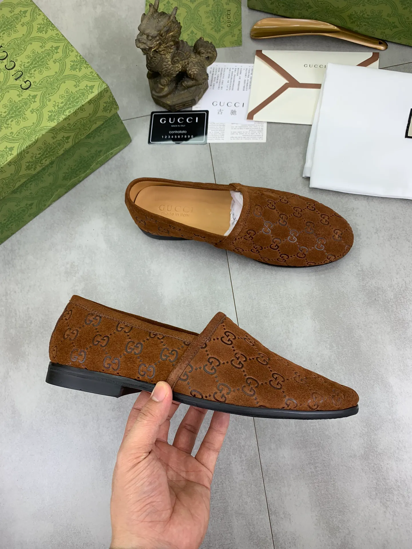 Men's Men's Shoes 💰P500💰【New Style】Water-dyed Niuli Gucci's most popular selection of lazy slip-on leather shoes (Gucci) official website latest Gucci lazy leather shoes, hot style 💥 simple and elegant style, exclusive for trendy men. Unique official website latest brand original double G embossing Elements 👑 Original Gucci decoration, fashionable and elegant, fabric original calfskin ✅ fully imported first-layer cowhide lining, official website designated wear-resistant, rubber business outsole, classic model taken at the counter in real life 🎬38-44 Various colors available